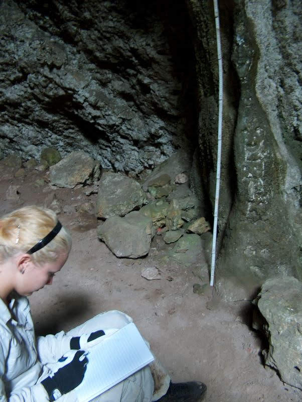 Anne opmåler rockart i grotte 3.jpg